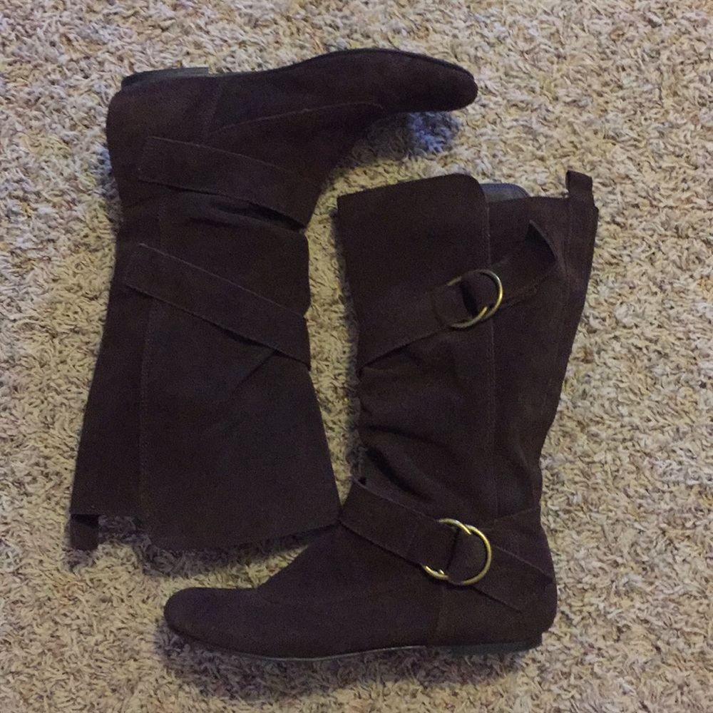 Brown boots with two side buckles